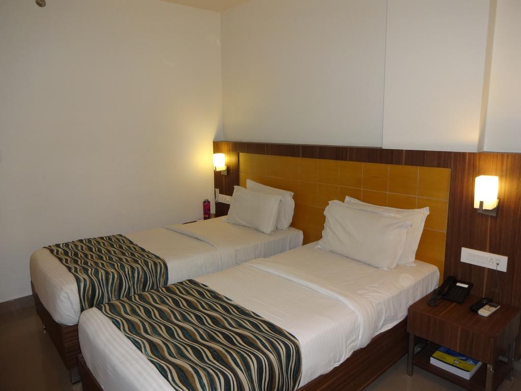 Hôtel Continental Park à Vijayawāda Extérieur photo