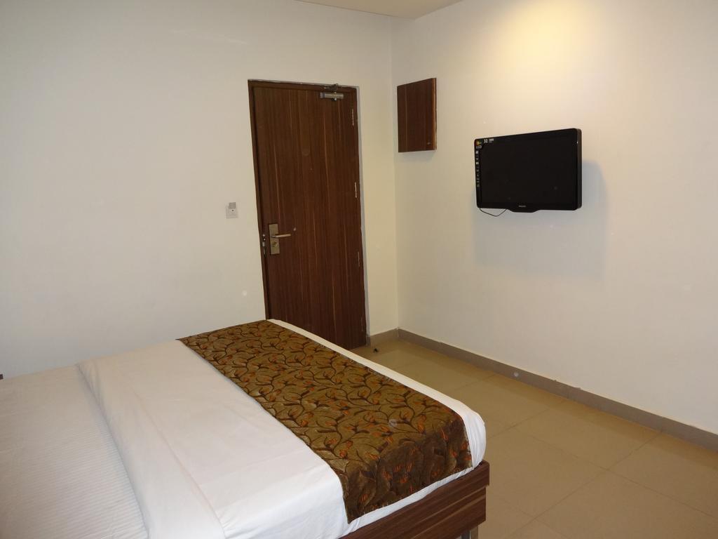 Hôtel Continental Park à Vijayawāda Extérieur photo